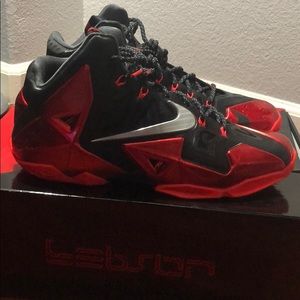 LeBron XI sz 11.5